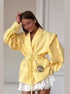 Blazer strutturato giallo pallido con cintura in vita e maniche a sbuffo alla moda