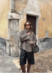 Dettaglio giacca in misto lana con collo alto e chiusura a bottoni in stile urbano