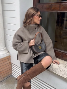 Giacca chic in lana grigia con collo alto e design monopetto da donna