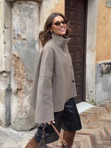 Giacca in lana da donna autunnale con collo alto e maniche ampie in design stile mantella