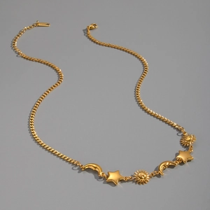 Dettaglio della collana in acciaio inossidabile placcato oro 18K con ciondoli celesti