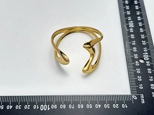 Vue détaillée de dessus d'un bracelet jonc cœur doré montrant les dimensions réelles