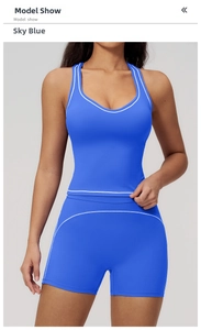 Détail du short de yoga taille haute bleu avec coutures blanches contrastées sport