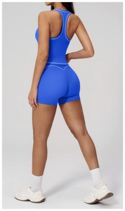 Détail de l'ensemble de yoga bleu royal avec coutures contrastées et coupe en V