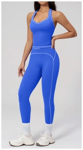 Détail de l'ensemble de yoga bleu avec coutures blanches contrastées sur le legging et le top