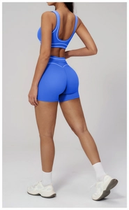 Détail d'un ensemble de yoga bleu avec doubles bretelles blanches et brassière dos nu