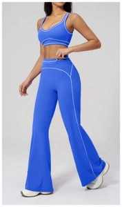 Détail d'ensemble de yoga bleu avec surpiqûres blanches et legging à coupe évasée