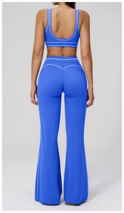 Détail de l'ensemble de yoga bleu roi avec coutures contrastées et pantalon évasé taille haute
