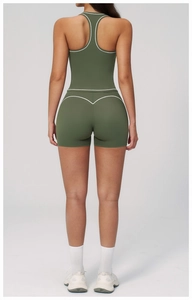 Détail de l'ensemble de yoga vert olive avec bordure contrastée blanche sur le haut