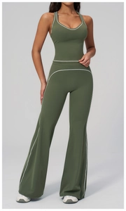 Détail de l'ensemble de yoga vert olive avec lignes contrastées et legging évasé