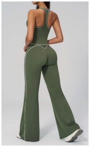 Détail d'un ensemble de sport vert armée avec liserés contrastés sur haut et legging évasé