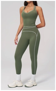 Détail de l'ensemble de yoga vert foncé avec liserés blancs et texture de tissu brossé