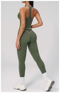 Détail d'un ensemble de yoga vert olive avec bordure blanche et haut de sport dos nageur
