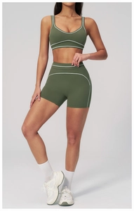 Ensemble de yoga vert olive avec bordures blanches sur la brassière et le short