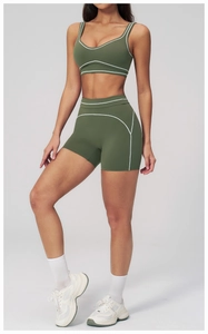 Détail de l'ensemble de yoga vert foncé avec bordures blanches et tissu haute élasticité