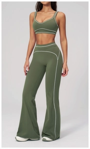 Détail de l'ensemble de yoga vert olive avec liserés blancs et pantalon évasé
