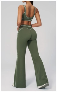 Vue arrière d'un ensemble de yoga olive avec liserés blancs et pantalon évasé