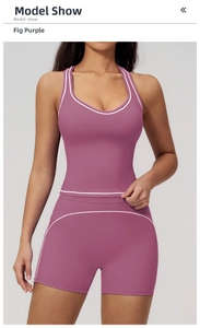 Détail du short de yoga taille haute violet figue avec passepoil blanc contrasté