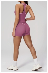Vue arrière de l'ensemble de yoga mauve avec bordure blanche et tissu élastique