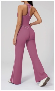 Vue arrière de l'ensemble de yoga avec pantalon évasé et détails de liserés blancs