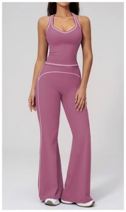 Détail du pantalon de yoga évasé et du débardeur avec passepoil blanc contrastant