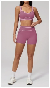 Vue détaillée de l'ensemble de yoga rose-gris avec liserés blancs et short taille haute