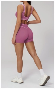 Détails des rayures contrastées sur l'ensemble short de yoga mauve et brassière
