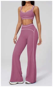 Détail de l'ensemble de yoga rose foncé avec coutures contrastées sur brassière et pantalon