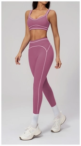 Vue latérale de l'ensemble de yoga rose avec brassière et legging taille haute