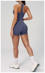 Détail de la brassière de yoga et du short avec passepoil blanc en bleu ardoise