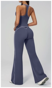 Détail d'ensemble de yoga bleu gris avec haut à dos nageur et pantalon évasé taille haute