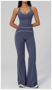 Détail du pantalon de yoga évasé taille haute et haut à dos nageur en bleu brumeux