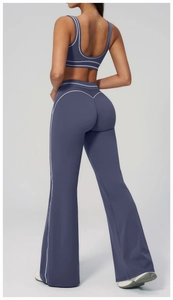 Vue arrière de l'ensemble de yoga bleu brume avec passepoil contrasté et pantalon évasé