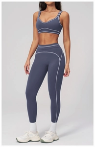 Détail de l'ensemble de yoga bleu gris avec coutures contrastées et taille haute
