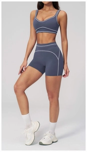 Ensemble de yoga bleu gris avec liseré blanc contrasté et short à taille haute