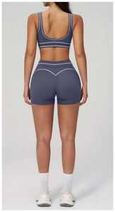 Détail des coutures contrastées sur le soutien-gorge de sport et le short de yoga bleu