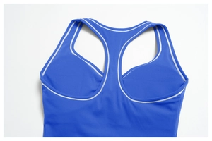 Détail du haut de yoga dos nageur bleu roi avec bordure blanche et coutures de qualité