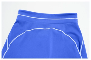 Détail du legging de yoga bleu cobalt avec coutures plates blanches à la taille haute