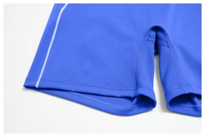 Gros plan du short de yoga bleu avec tissu élastique et coutures plates blanches