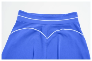 Détail de tenue de yoga bleue taille haute avec coutures contrastées blanches en V