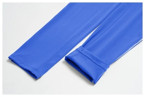 Détail des coutures plates et de l'ourlet sur un legging de yoga bleu haute élasticité