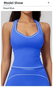 Détail du haut de sport bleu à col en V avec bordure blanche et tissu technique