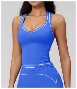 Gros plan du débardeur de yoga bleu avec coutures blanches contrastées et tissu doux