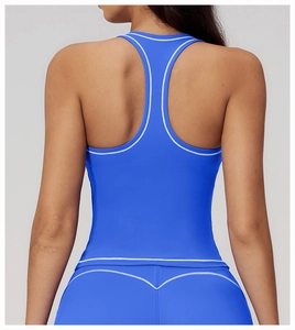 Détail du haut de yoga bleu électrique avec liseré blanc contrasté et dos nageur
