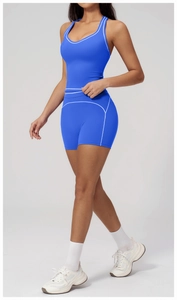 Gros plan sur l'ensemble bleu électrique avec brassière et short aux lignes blanches