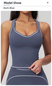 Détail d'un débardeur de yoga bleu poudré avec bordure contrastée blanche en U