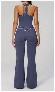 Détail du haut de yoga dos nageur avec liseré blanc et pantalon évasé à taille haute
