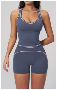 Détail du débardeur de sport bleu-gris avec passepoil blanc contrasté et dos nageur