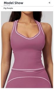 Détail du débardeur de sport violet avec liseré blanc contrasté et tissu élastique