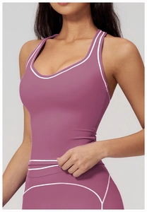 Détail du débardeur de sport mauve avec bordures contrastées blanches et tissu élastique